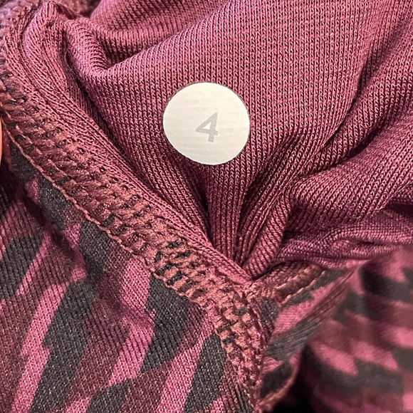 LULULEMON Wunder Under Crop III Leggings Zig Zag Shifted Burgundy Black Size 4 - Picture 5 of 6